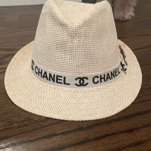 Straw hat with ribbon